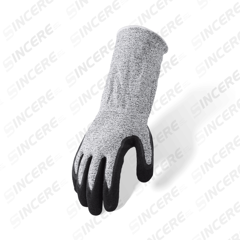 Guantes resistentes a cortes ANSI A6 calibre 13 con puño extendido y palma arenosa de nitrilo negro